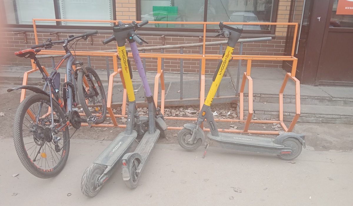 Электросамокаты брошены на велопарковке