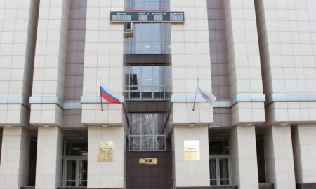 Часы на здании НовГУ