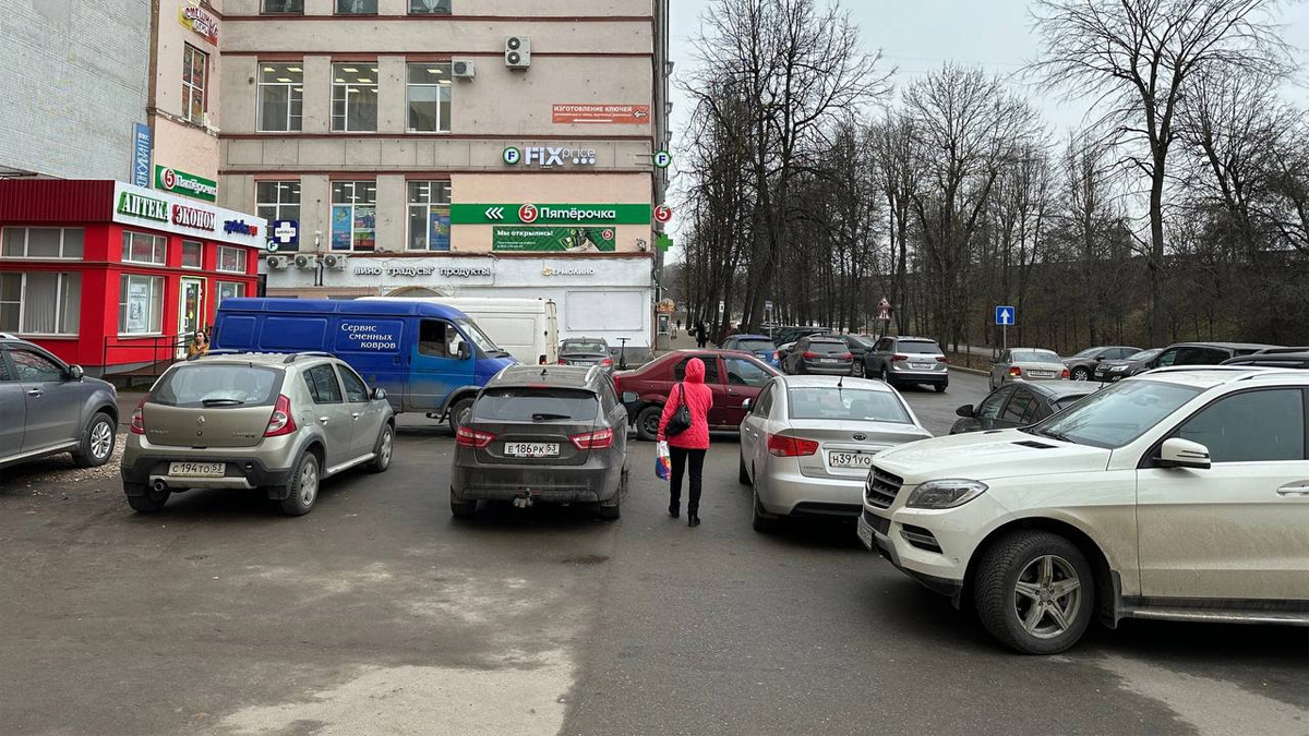 Хаотичная парковка у арки на Фёдоровском ручье