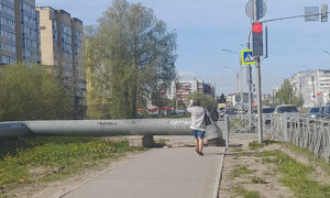 Прерывающийся тротуар на улице Кочетова
