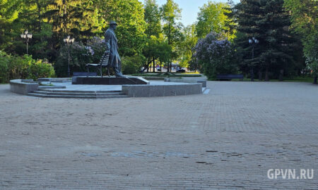 Площадка у памятника Рахманинову в Кремлёвском парке