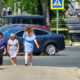 Парковка прерывает тротуар на Новолучанской улице