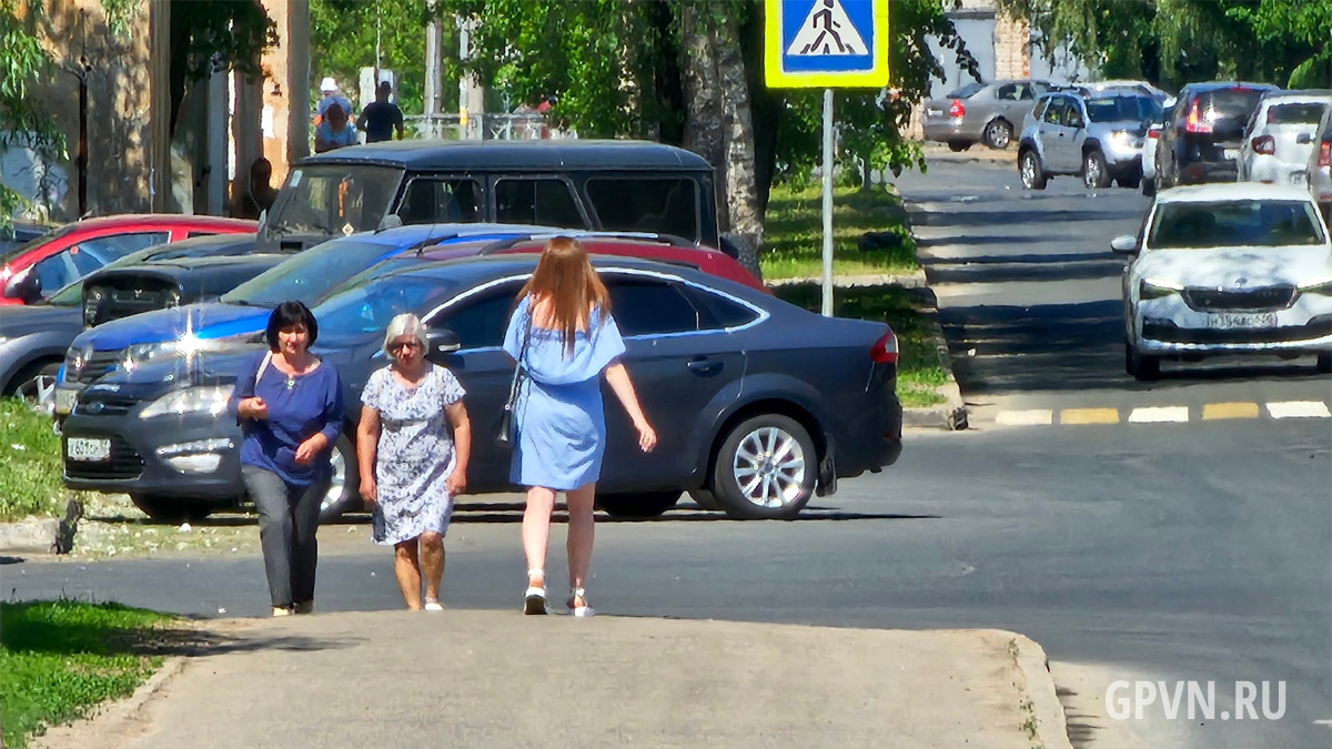 Парковка прерывает тротуар на Новолучанской улице