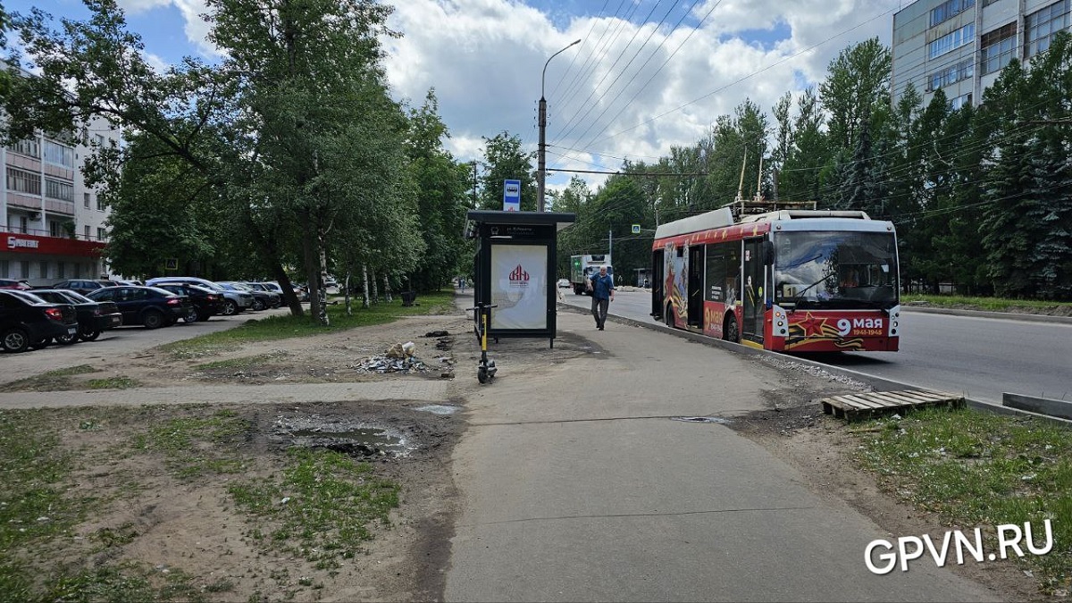 Автобусная остановка на Большой Санкт-Петербургской улице