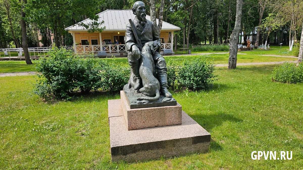 Памятник Некрасову и Кадо