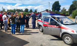 Сотрудники новгородской Росгвардии встретились с воспитанниками детского лагеря (3)