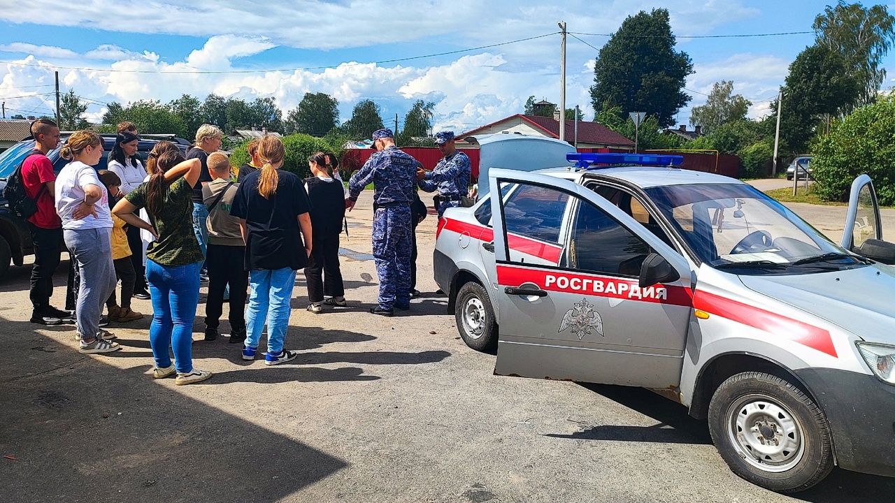 Сотрудники новгородской Росгвардии встретились с воспитанниками детского лагеря (3)