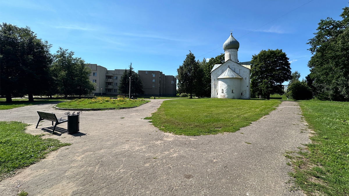 Сквер у церкви Двенадцати апостолов