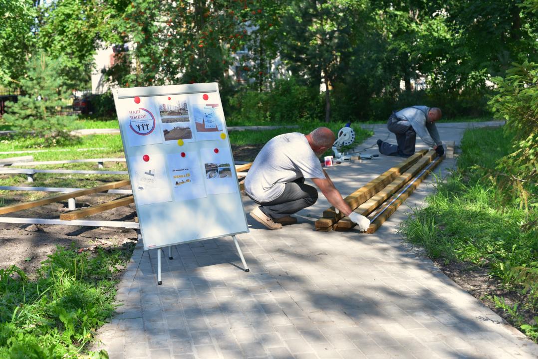 Монтаж сцены с амфитеатром в классик-парке «Школьно!»