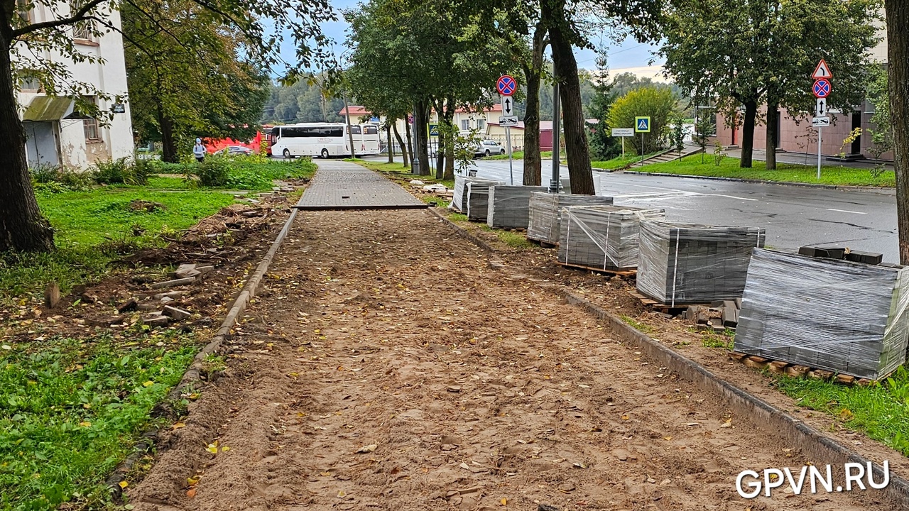 Тротуар в начале Большой Московской