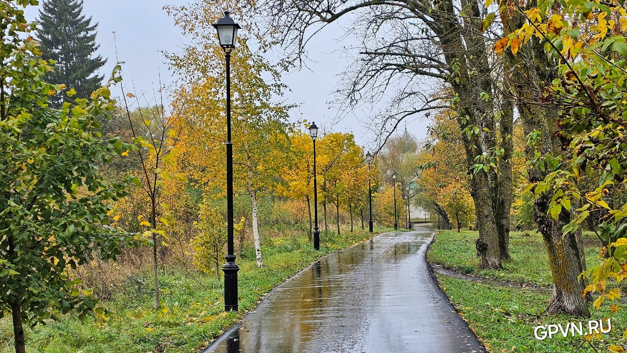 Дорожка в парке вдоль вала