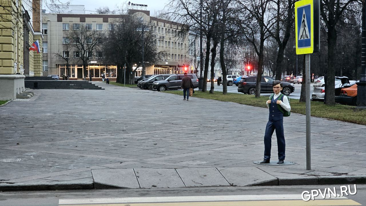 Манекен школьника у перехода