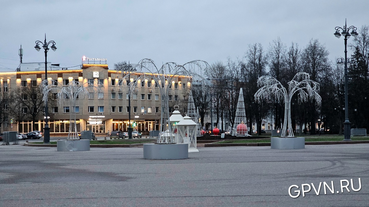 Новогодние украшения на площади