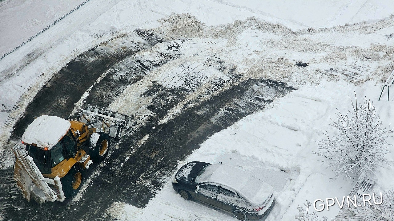 Уборка снега во дворе