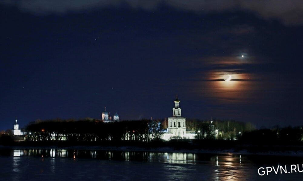 Сближение Луны и Венеры