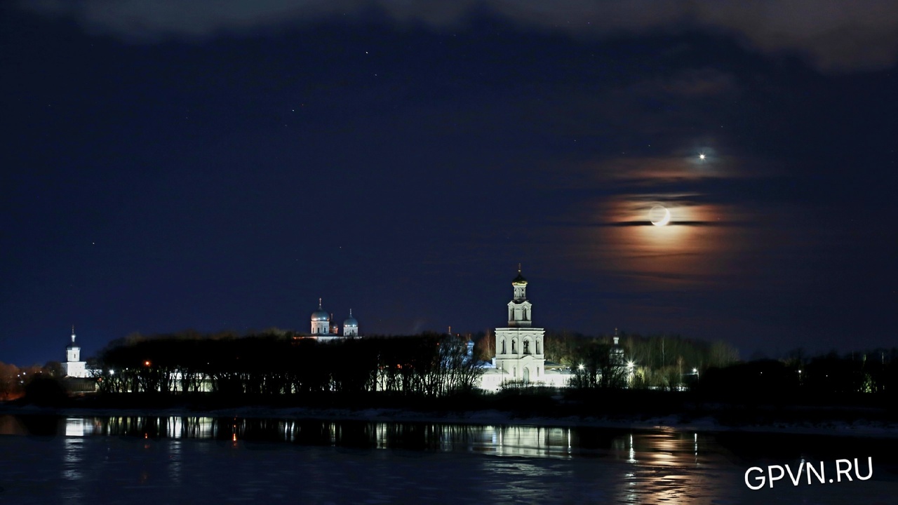 Сближение Луны и Венеры