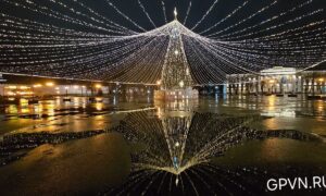 Новогодние украшения на площади Победы-Софийской