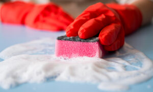 Губка для мытья посуды крупным планом