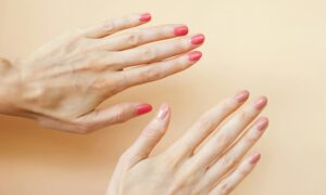 Две руки, одна с гель-лаком, вторая с обычным лаком