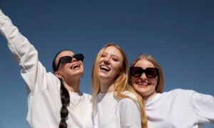 Три улыбающиеся девушки