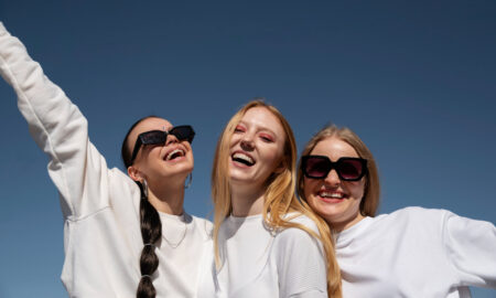 Три улыбающиеся девушки