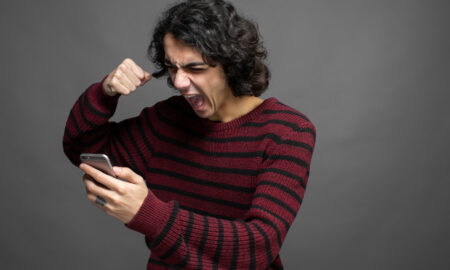 Мошенник кричит на телефон после того, как ему не удалось провести абонента на деньги