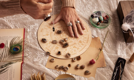 Женщина делает предсказание для знаков Зодиака с помощью рун и маятника