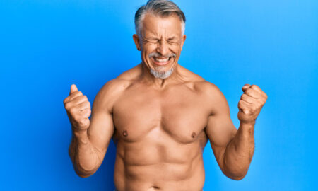 Подтянутый мужчина после 40 лет демонстрирует отличную физическую форму