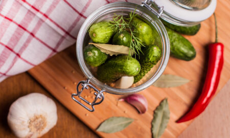 Ароматные маринованные огурцы в банке с лавровым листом и специями