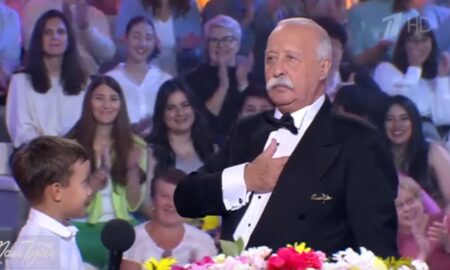 Леонид Якубович с участником у барабана в передаче «Поле чудес»