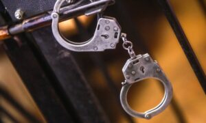 Наручники и клетка в суде.