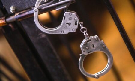 Наручники и клетка в суде.