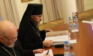 Священник читает Геннадиевскую библию