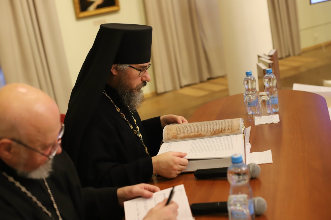 Священник читает Геннадиевскую библию