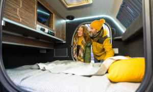 пара в капсульном отеле