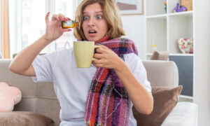 Девушка пьет лекарство