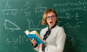 Учитель математики у доски