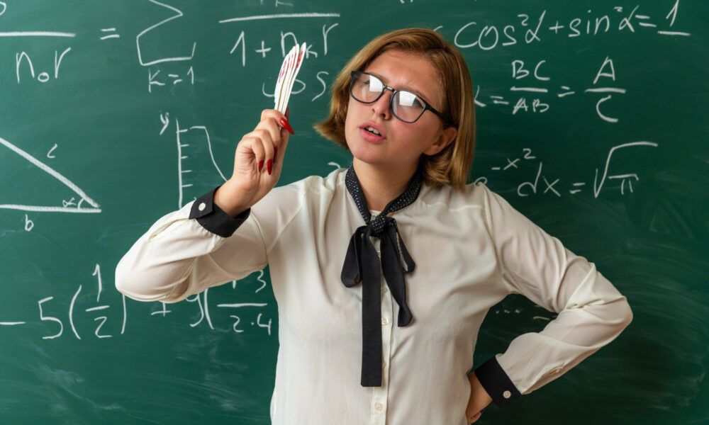 Учитель математики у доски