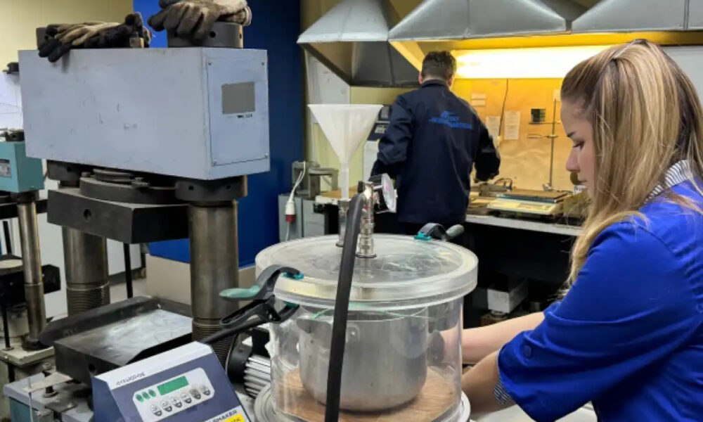 alt специалист работает в лаборатории