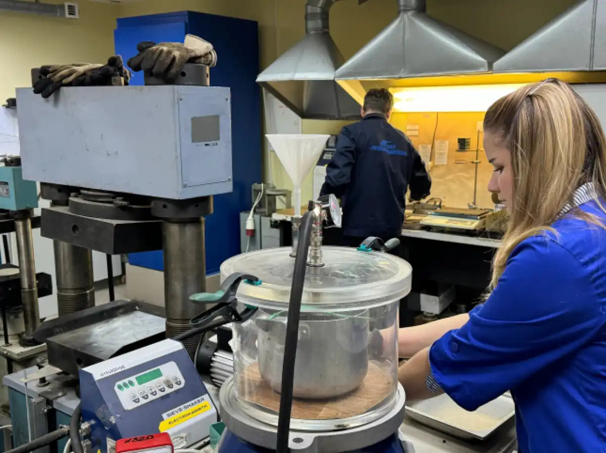 alt специалист работает в лаборатории