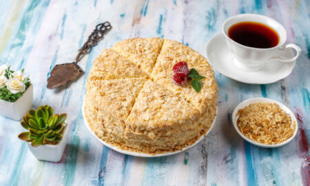 Домашний торт на столе