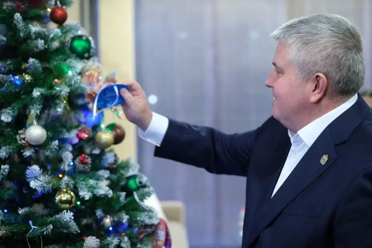 alt губернатор у елки