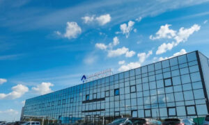 alt голубое здание из стекла