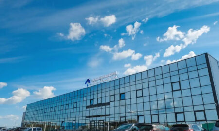 alt голубое здание из стекла