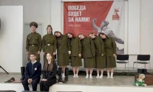 alt дети играют военный спектакль