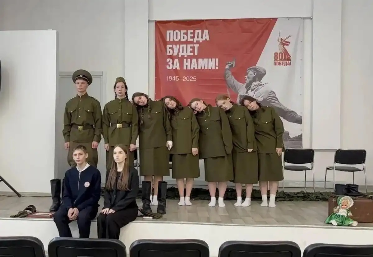 alt дети играют военный спектакль