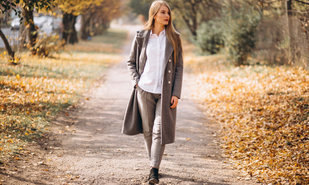 Девушка гуляет по осеннему парку