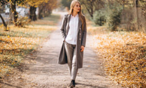 Девушка гуляет по осеннему парку