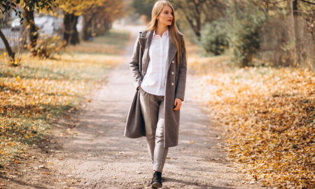 Девушка гуляет по осеннему парку