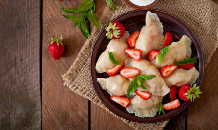 Пельмени с клубникой на тарелке